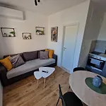 Apartment Roza 3 *