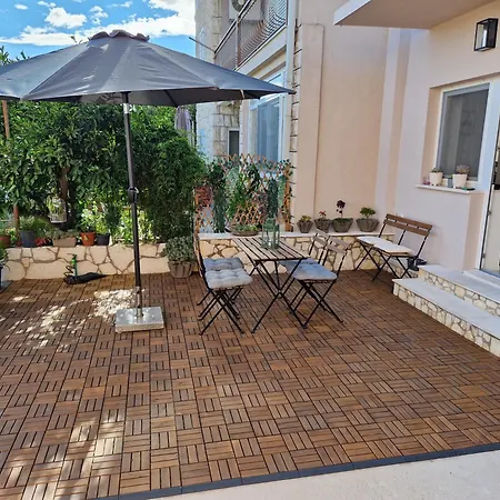 Apartment Roza 3 *